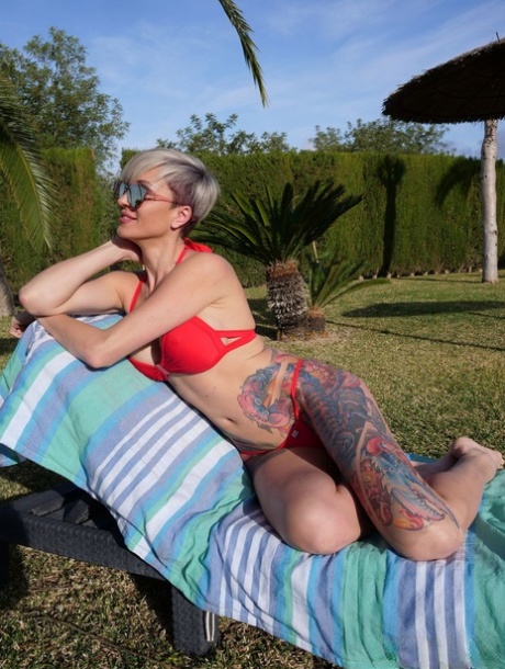 hausgemachtes blondes Interaceal-Tattoo nackt top bild