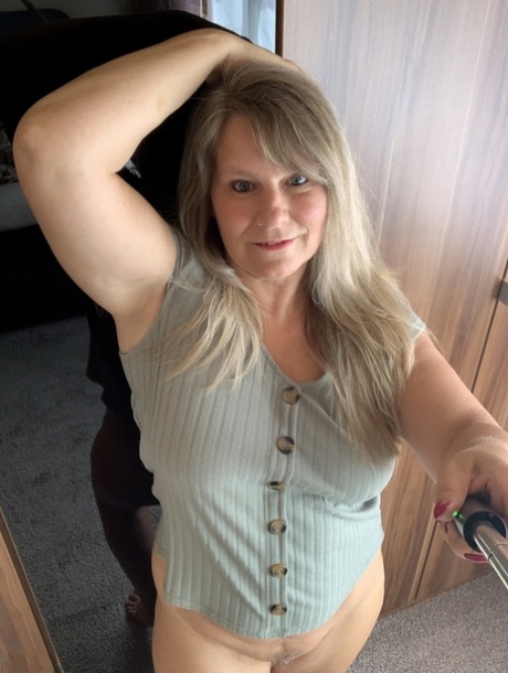 Mama mit langen Haaren sexy akt bild