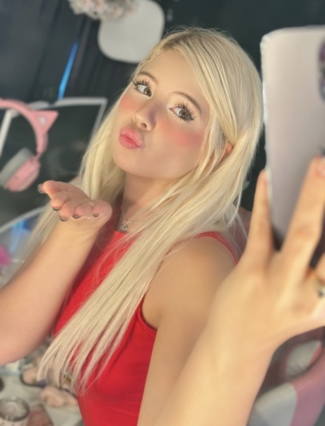 Langes blondes Haar spritzt nackt heiße bild