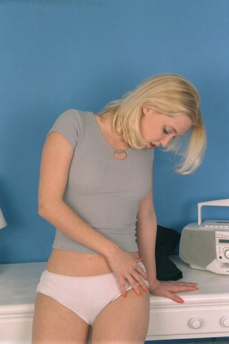 Blonder Teenager unter der Dusche heiße freie fotos