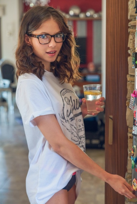 Gothic-Mädchen mit schwarzen Haaren hübsche erwachsene foto