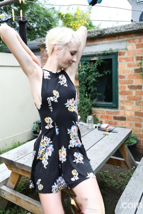 Frau mit kurzen Haaren nacktheit perfekte fotos